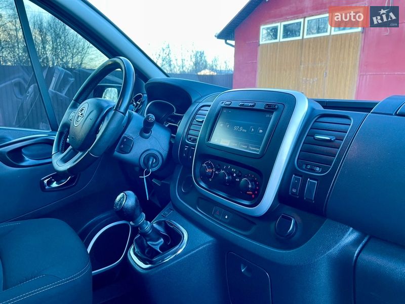 Грузопассажирский фургон Opel Vivaro 2015 в Млинове