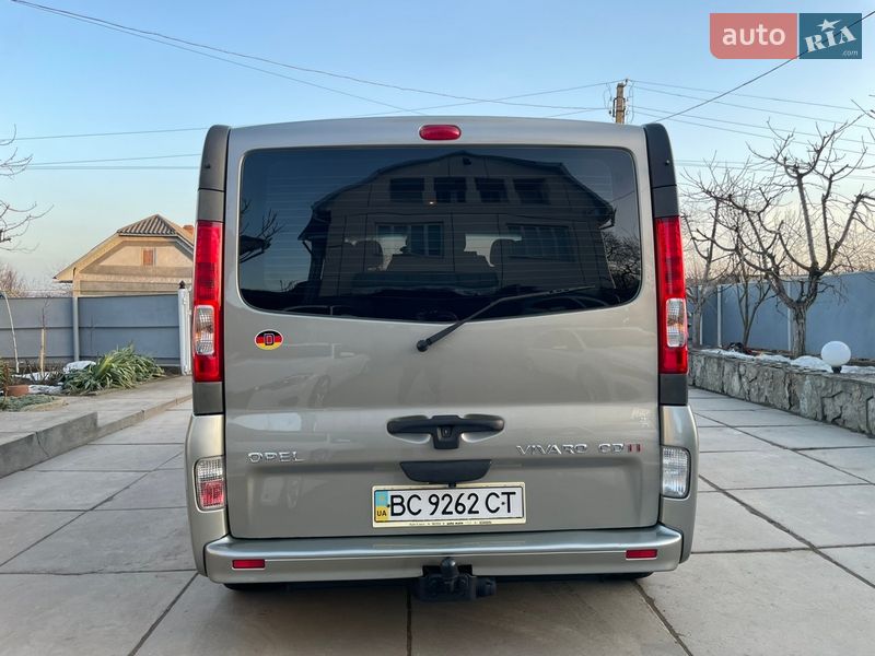 Минивэн Opel Vivaro 2010 в Хотине