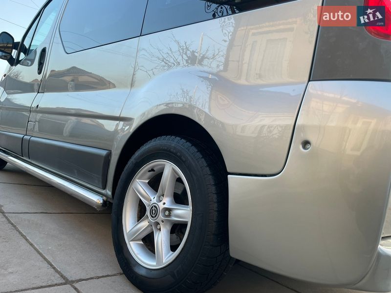 Минивэн Opel Vivaro 2010 в Хотине