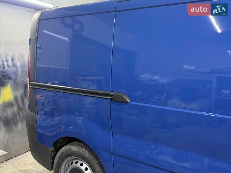 Вантажний фургон Opel Vivaro 2005 в Івано-Франківську