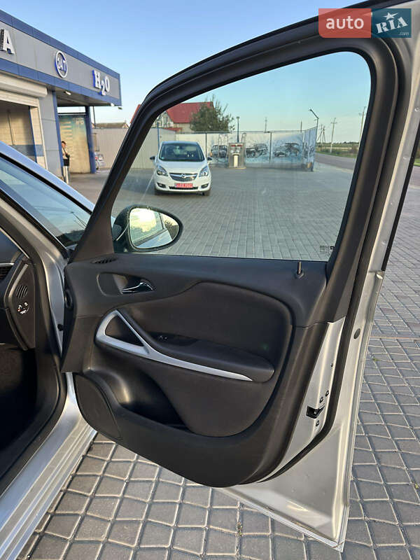 Минивэн Opel Zafira Tourer 2017 в Раздельной