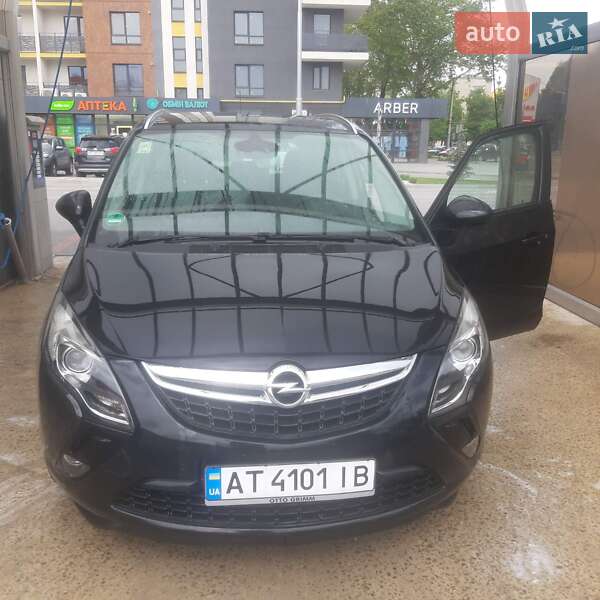 Минивэн Opel Zafira Tourer 2012 в 