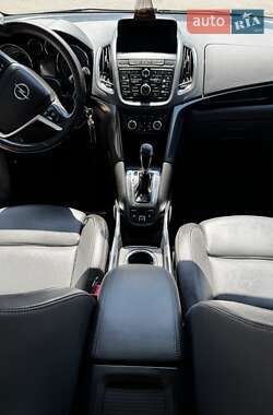 Минивэн Opel Zafira Tourer 2012 в 