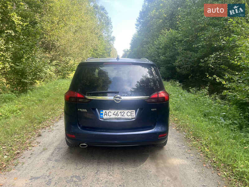 Минивэн Opel Zafira Tourer 2012 в Цумани
