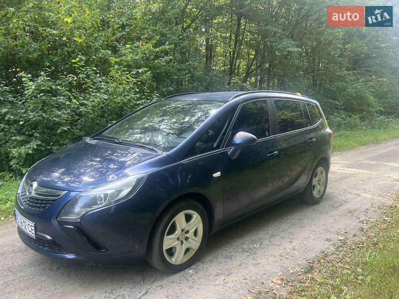 Минивэн Opel Zafira Tourer 2012 в Цумани