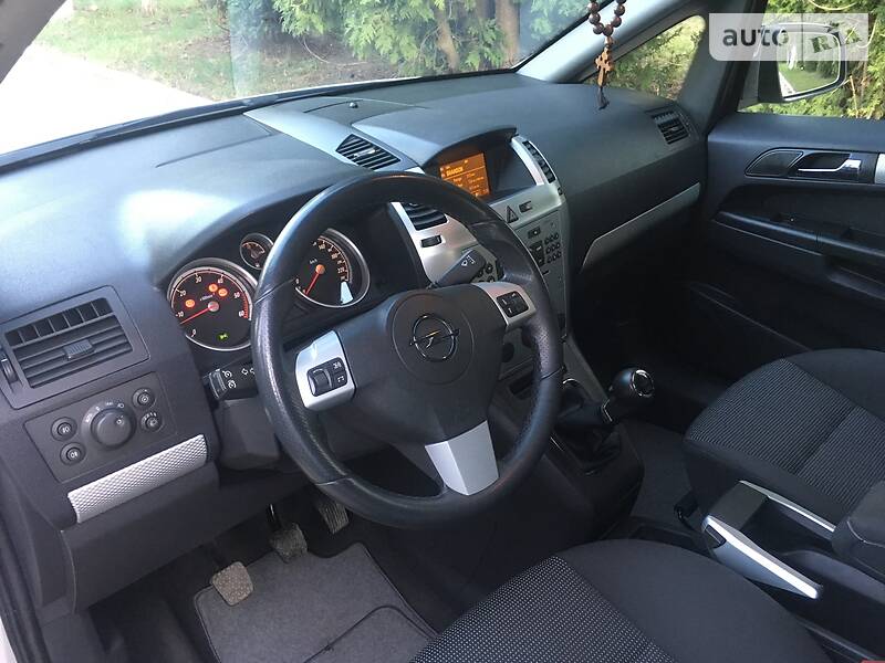 Минивэн Opel Zafira 2009 в Ровно