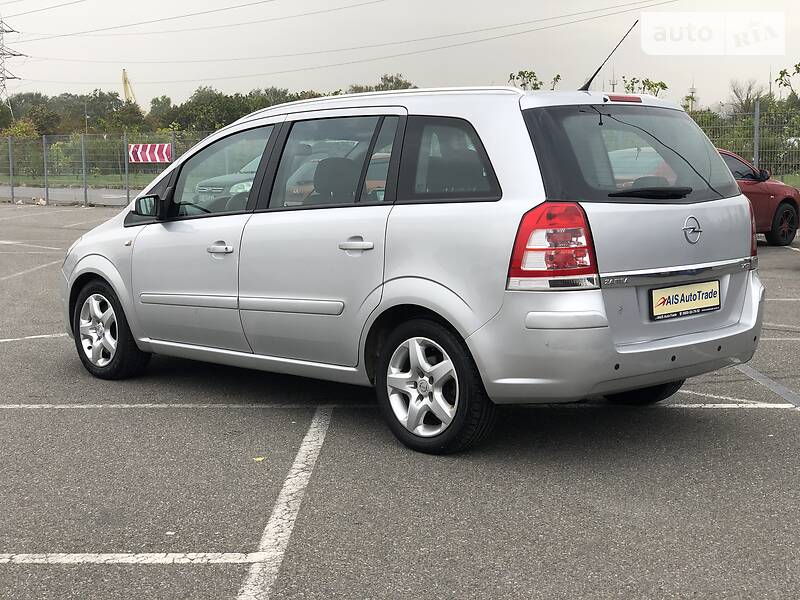Универсал Opel Zafira 2008 в Киеве