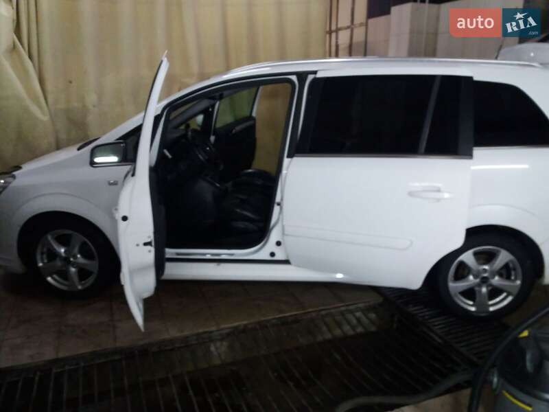 Універсал Opel Zafira 2009 в Калуші