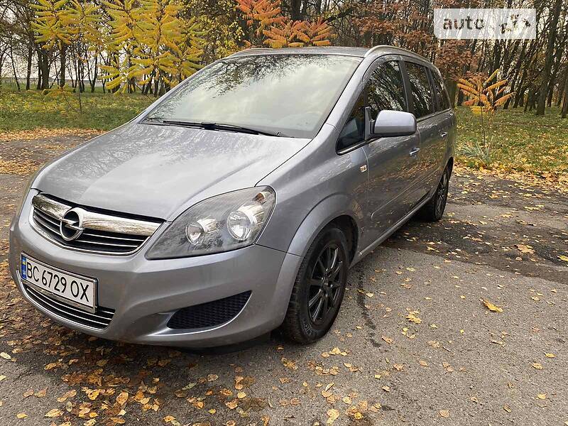 Минивэн Opel Zafira 2011 в Хороле