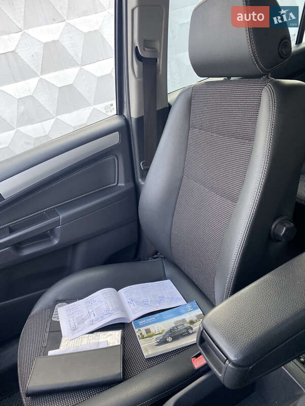 Минивэн Opel Zafira 2011 в Черновцах
