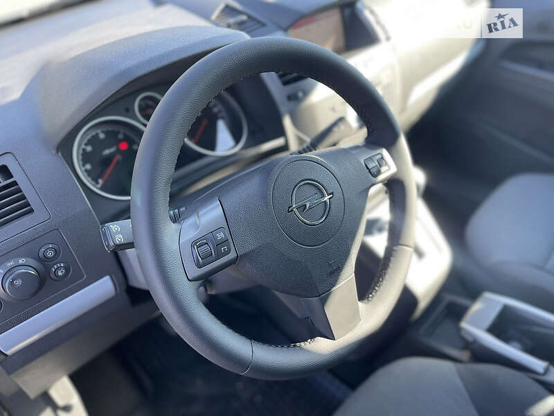 Минивэн Opel Zafira 2008 в Луцке
