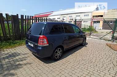 Минивэн Opel Zafira 2010 в Долине