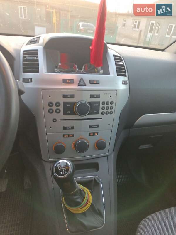 Минивэн Opel Zafira 2009 в Южном