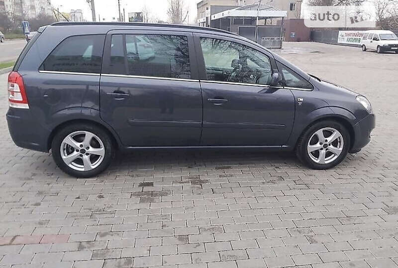 Минивэн Opel Zafira 2010 в 