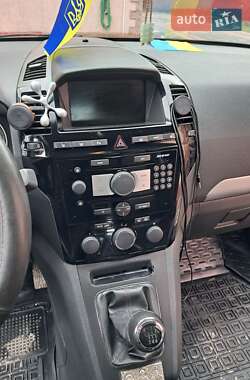 Минивэн Opel Zafira 2010 в 