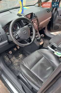 Минивэн Opel Zafira 2010 в 