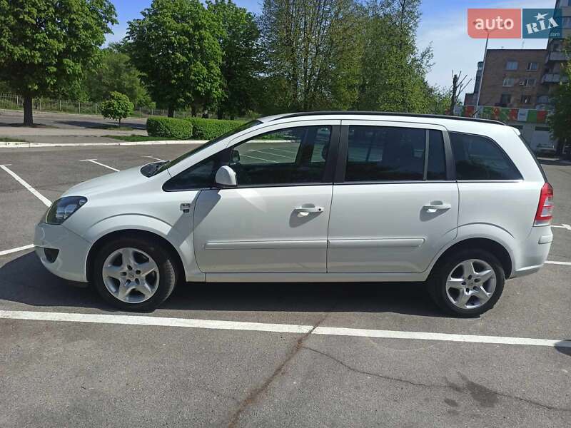 Минивэн Opel Zafira 2010 в Черкассах