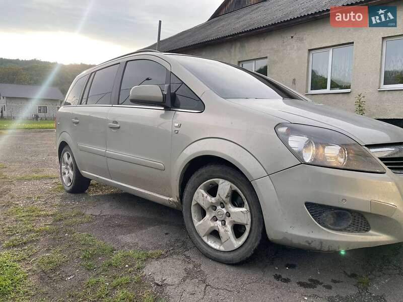 Мінівен Opel Zafira 2010 в Ужгороді