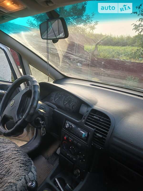 Минивэн Opel Zafira 2000 в Саврани