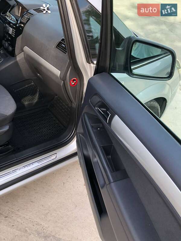 Мінівен Opel Zafira 2010 в Каневі