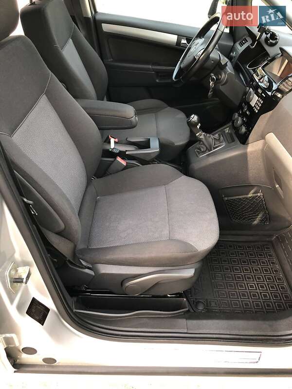 Мінівен Opel Zafira 2010 в Каневі