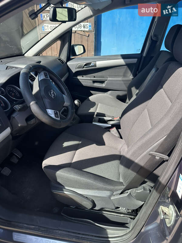Минивэн Opel Zafira 2007 в Долинской