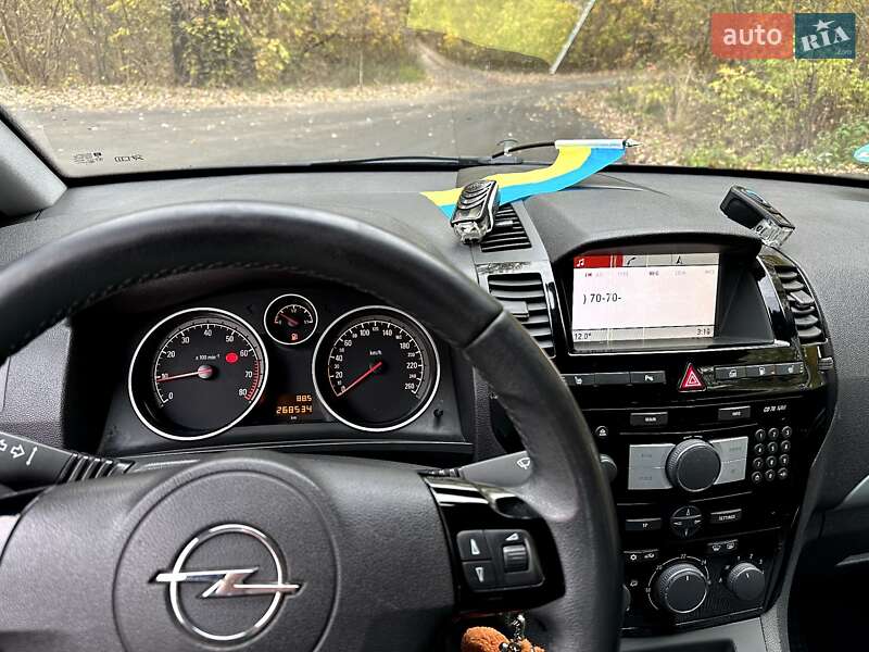 Мінівен Opel Zafira 2011 в Гадячі