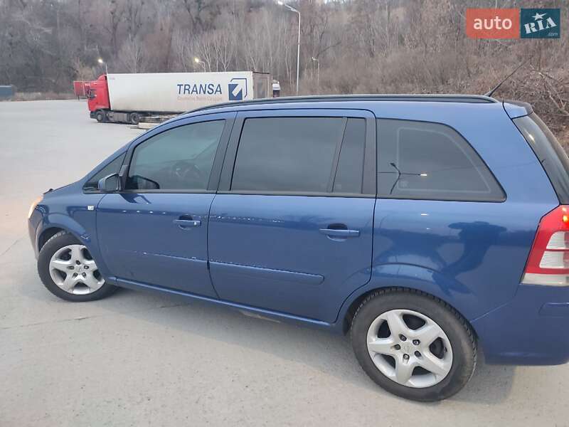 Минивэн Opel Zafira 2008 в Киеве