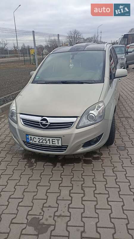 Минивэн Opel Zafira 2010 в 