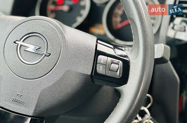 Минивэн Opel Zafira 2010 в 