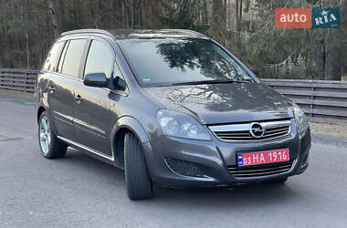 Минивэн Opel Zafira 2010 в Цумани