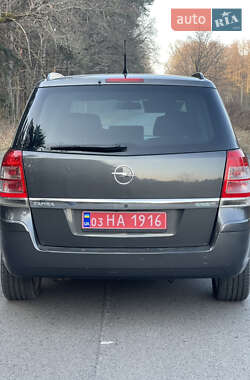 Минивэн Opel Zafira 2010 в Цумани