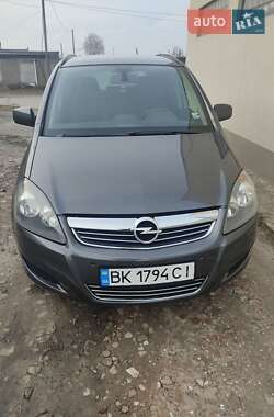 Минивэн Opel Zafira 2011 в Вараше