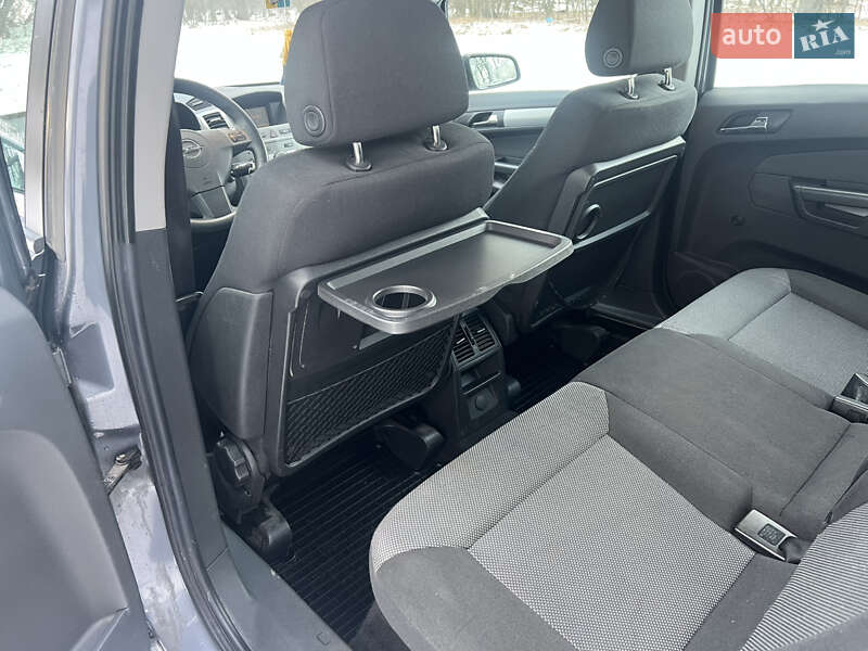 Минивэн Opel Zafira 2006 в Ровно