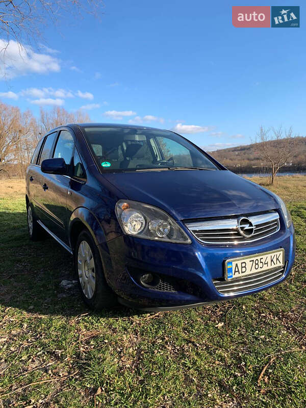 Минивэн Opel Zafira 2011 в Ямполе