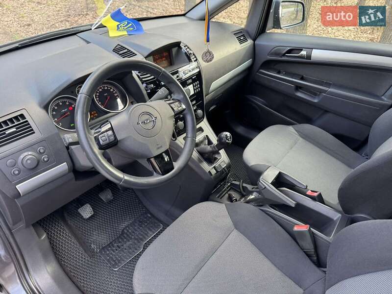Минивэн Opel Zafira 2010 в Александрие