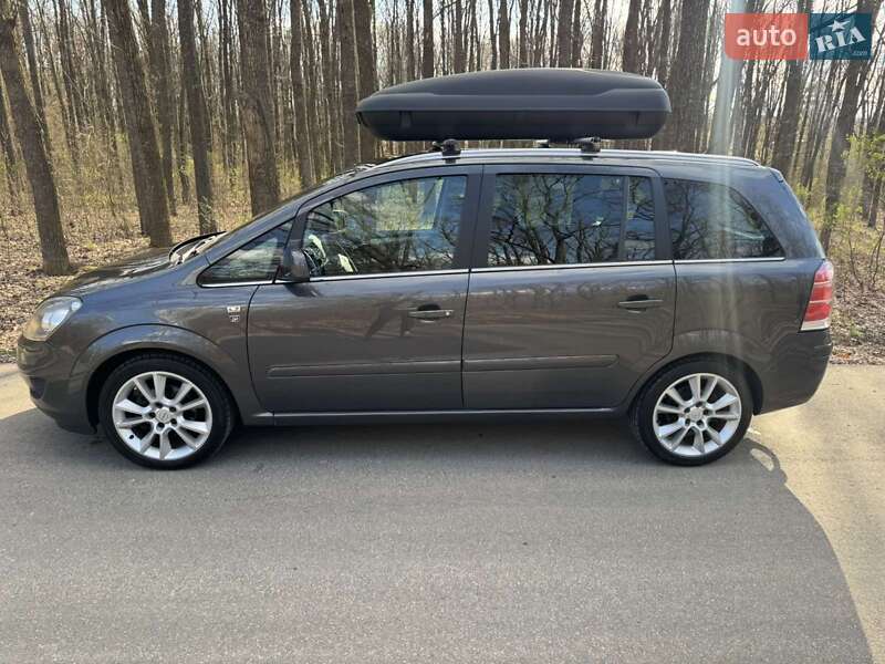Минивэн Opel Zafira 2010 в Александрие