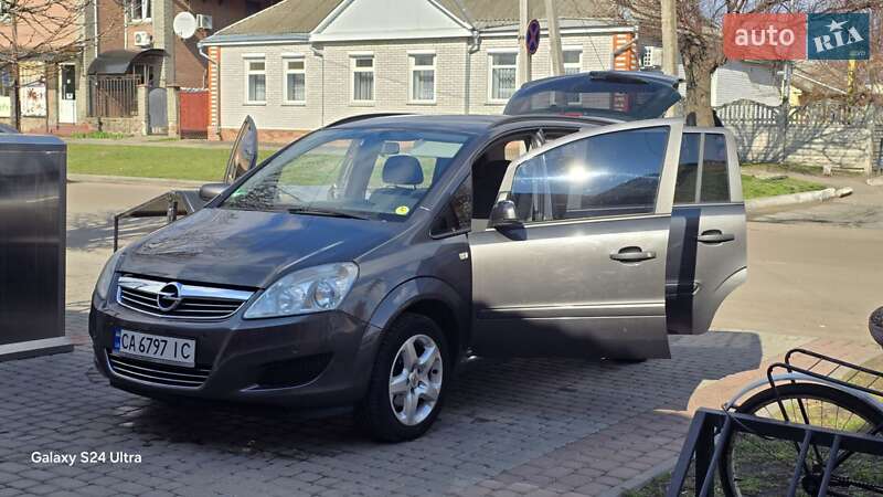 Минивэн Opel Zafira 2008 в 