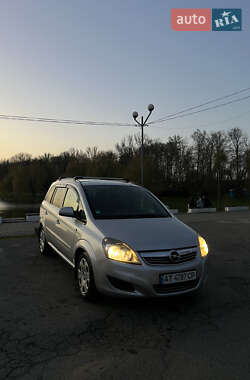Минивэн Opel Zafira 2010 в 