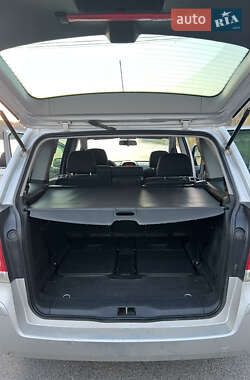 Минивэн Opel Zafira 2010 в 