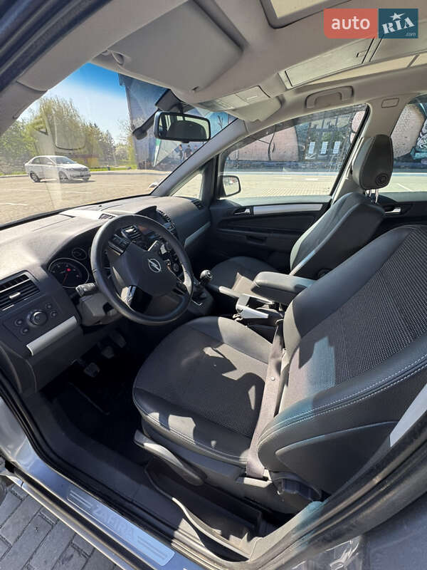 Мінівен Opel Zafira 2010 в Луцьку