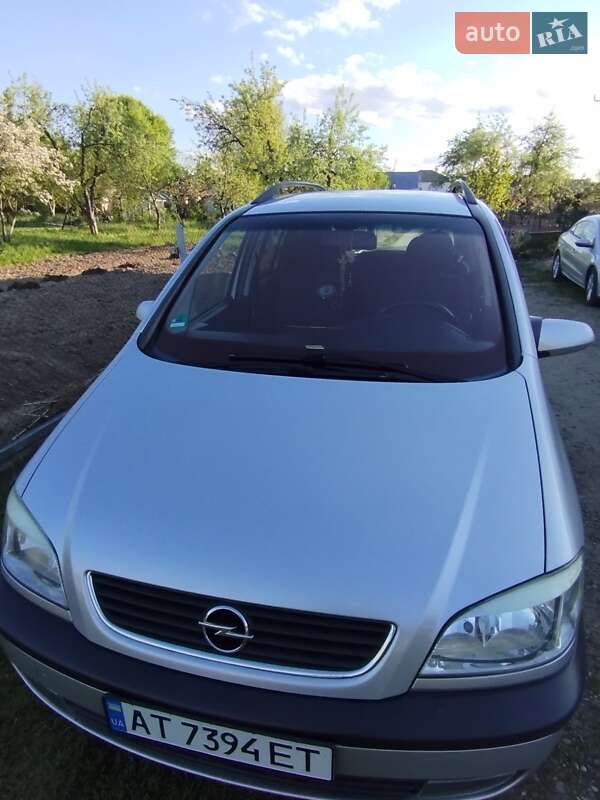 Минивэн Opel Zafira 2002 в Долине
