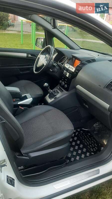 Минивэн Opel Zafira 2011 в Нововолынске