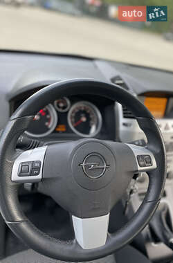 Минивэн Opel Zafira 2010 в 
