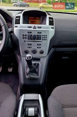 Минивэн Opel Zafira 2010 в 