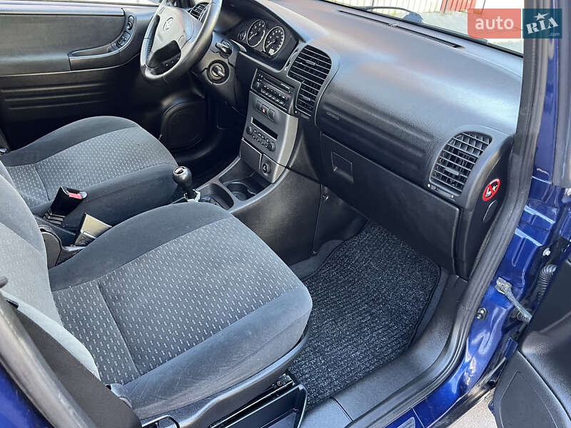 Минивэн Opel Zafira 2004 в Могилев-Подольске
