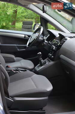 Минивэн Opel Zafira 2010 в 