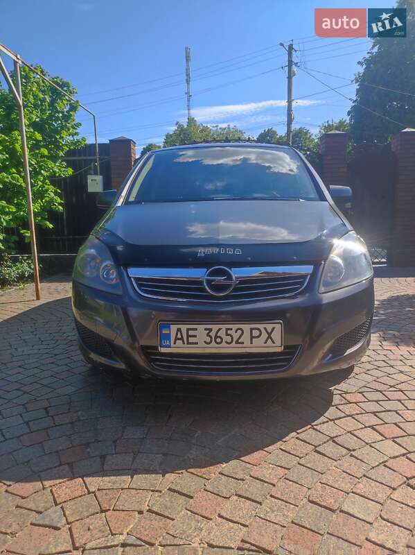 Минивэн Opel Zafira 2010 в 