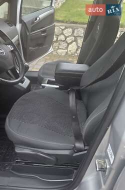 Минивэн Opel Zafira 2010 в 