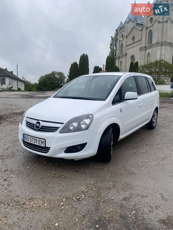 Минивэн Opel Zafira 2010 в Шумске